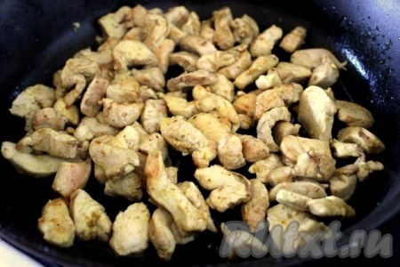 Кусочки куриного филе обжарьте на сильном огне на растительном масле, постоянно перемешивая и встряхивая сковороду.