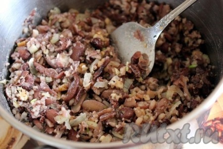 Перемешайте и начинка из фасоли, орехов и лука для нашего рецепта лобиани готова.