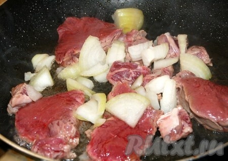 Выложить мясо с луком на обычную сковороду и обжаривать на смеси сливочного и растительного масел.