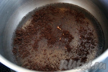 Сварите кофе - налейте холодную воду, положите молотый кофе и кусочек палочки корицы, доведите до кипения и снимите с огня, добавьте сахар.