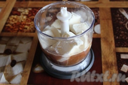 Остывший кофе аккуратно перелейте в стакан/чашу блендера и добавьте кусочки мороженого.