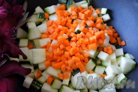 Добавить морковь, нарезанную мелким кубиком.