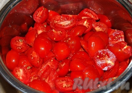 Более крупные и мягкие помидоры произвольно нарезать и сложить в кастрюлю с толстым дном.