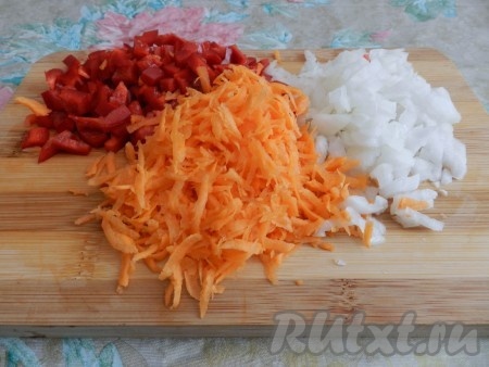 Морковь натереть на терке, лук и болгарский перец мелко нарезать.