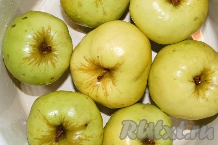 Подготовленные яблоки уложить в  эмалированную кастрюлю, стараясь укладывать как можно плотнее, хвостиками вверх.