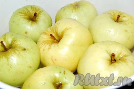 Отобрать зрелые яблоки без повреждений. Помыть.
