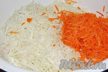 Морковь натереть на крупной терке и добавить к капусте.