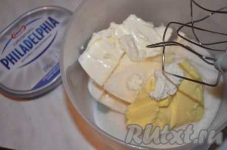 Для начинки чизкейка взбиваем сливочный сыр со стаканом сахара и сливочным маслом комнатной температуры в течение 5-7 минут до однородной массы.
