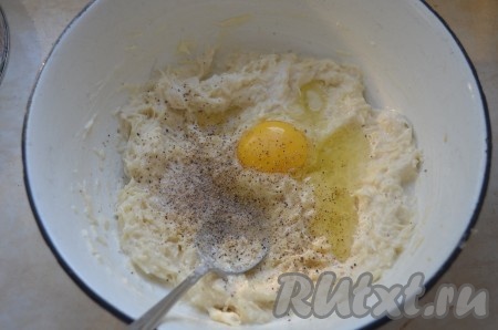 Вбить в картофельное тесто 1 яйцо, посолить, поперчить, добавить соду (предварительно погасить уксусом) и молотый кориандр. Тесто для блинов получается, как густая сметана.

