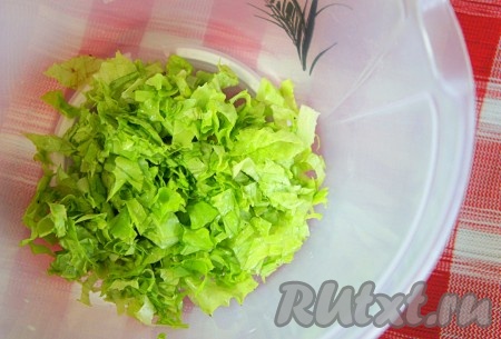 Овощи и зелень вымыть, обсушить. Порезать (или порвать руками) салатные листья.
