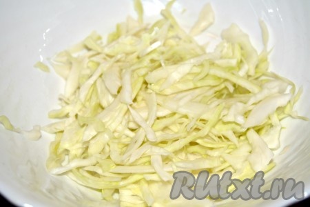 Взять тазик или большую миску и в неё размещать по очереди нарезанные овощи. Сначала настругать капусту.
