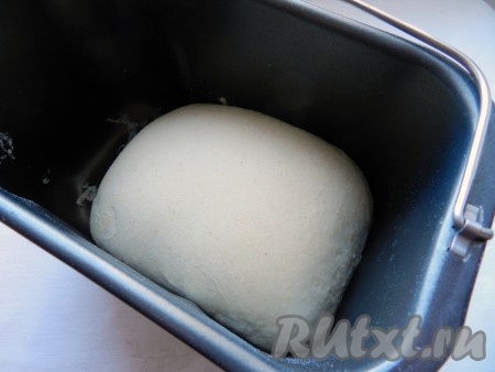 Тесто можно замесить в хлебопечке или вручную. Если будете делать замес в хлебопечке, тогда налейте в ведёрко хлебопечки воду комнатной температуры, всыпьте муку и манку, в разные углы контейнера хлебопечки положите соль, дрожжи, сахар. Включить режим "Дрожжевое тесто". Через 1 час 25 минут тесто будет готово. Если замес делать руками, тогда сперва насыпьте в глубокую миску муку, соль, сахар, манную крупу и сухие дрожжи, перемешайте. Сделайте в сухих ингредиентах углубление и в него влейте воду (температура воды должна быть 38-40 градусов). Сначала перемешивайте тесто ложкой, а затем продолжите замешивать руками, вымешивайте тесто не менее 10-15 минут. По консистенции оно должно стать не плотным и не липнуть к рукам. Затем отправьте миску с тестом в тёплое место на 1 час, прикрыв полотенцем (до увеличения в объёме раза в 2).