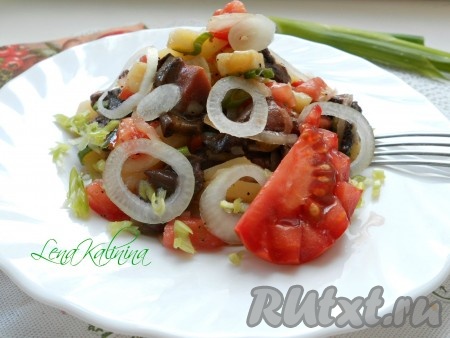 Салат с жареными грибами и помидорами