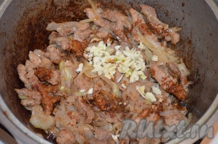 Затем добавить мелко нарезанный чеснок и соевый соус, перемешать, протушить 1-2 минуты. Попробовать на вкус, кусочки мяса должны быть полностью готовы.