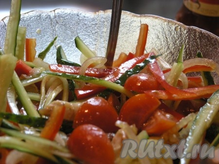 Овощной салат с жареной щукой