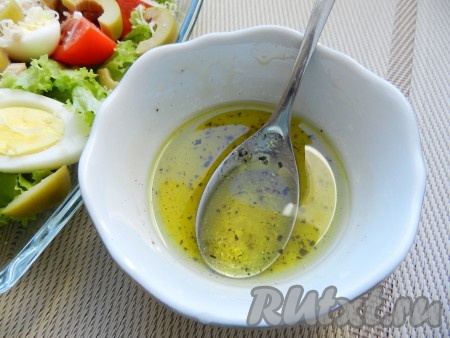 Для получения заправки отдельно смешать оливковое масло с лимонным соком, солью и перцем, перемешать. Получившейся заправкой полить салат.