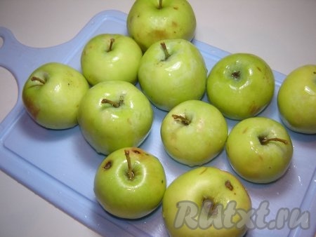 Подготовить яблоки для запекания.  Яблоки лучше брать кислые и твердые.