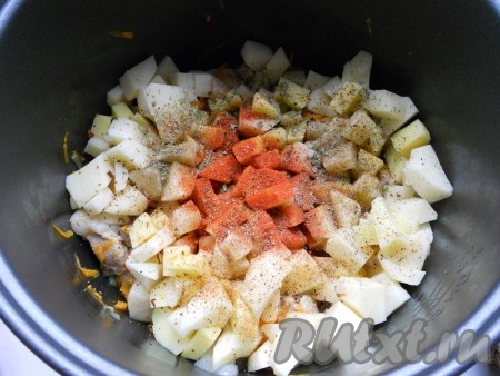 Картофель очистить, порезать кубиками, добавить к мясу и овощам. Посолить, добавить перец черный молотый, паприку и хмели-сунели.
