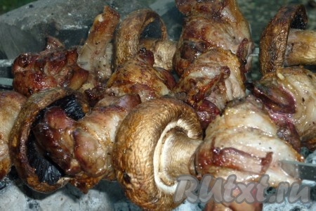 В результате получается поджаристый шашлык из нежнейшей куриной печени в беконе и сочных грибов.