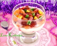 Десерт из мороженого и фруктов