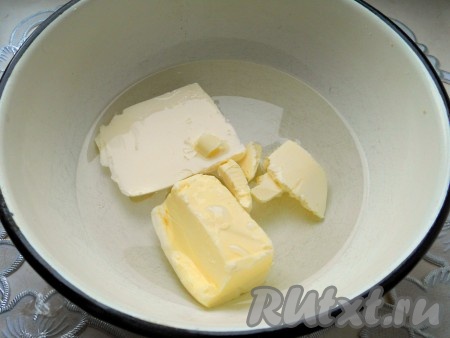 В глубокую посуду налить воду, добавить маргарин (или сливочное масло) и щепотку соли.
