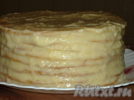 Торт "Наполеон" обильно обмазать заварным кремом сверху и с боков, посыпать подготовленной крошкой.

