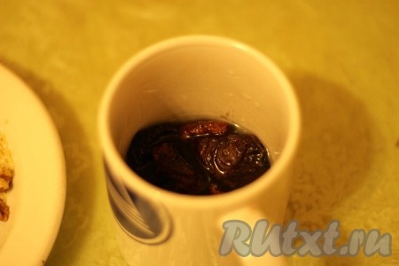 Чернослив замочить в теплой воде и оставить на 20 минут (вода должна полностью покрыть чернослив, но не более).
