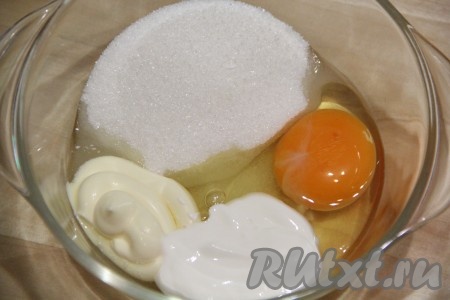  В отдельной миске соединить яйцо, майонез, сметану, сахар, ванильный сахар и соль. Всё слегка взбить вилкой или венчиком.