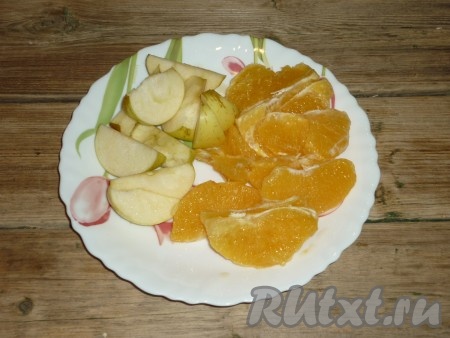 Яблоки нарезаем на ломтики, убирая семенную коробку с семечками. Очищенный апельсин разделяем на дольки, убирая плёночки и косточки.  