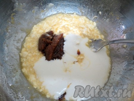 Затем в овсяно-масляную массу добавить мёд (у меня - тёмный гречишный), смесь сметаны и соды, перемешать.