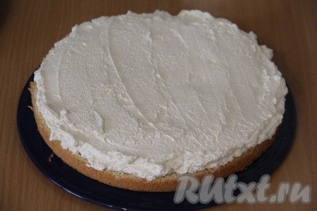 Собрать двухъярусный торт: на плоскую тарелку или подставку выложить корж и смазать его кремом.

