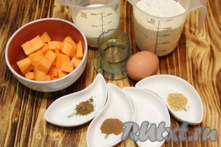 Подготовить продукты. 150 грамм тыквы, очищенной от кожуры и семян, нарезать на средние кубики.