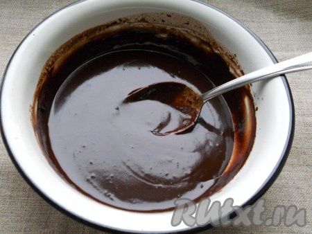 Нагревать смесь шоколада и молока, помешивая, до тех пор, пока весь шоколад полностью не растворится, должна получиться однородная масса. Шоколадную массу убрать с огня и полностью остудить.