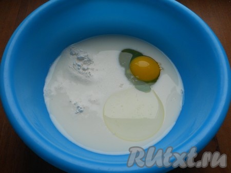 В молоко добавить соль, яйцо, сахар, ванилин, разрыхлитель и растительное масло.
