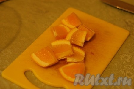 Апельсин разрезать пополам, а потом еще на несколько частей каждую половинку. 