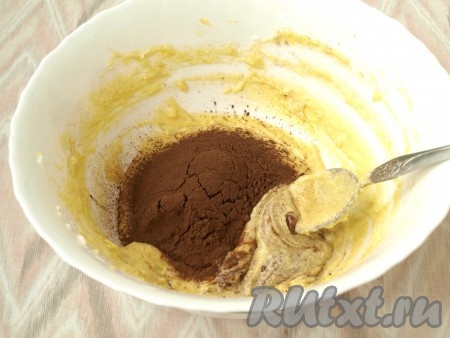 В оставшееся тесто добавить какао-порошок и перемешать ложкой тёмное тесто (если смесь получится очень густой, можно добавить в неё 1 столовую ложку молока).