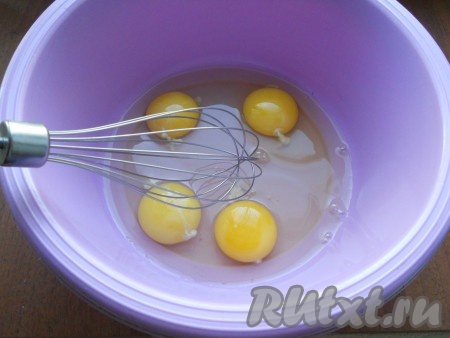 Яйца комнатной температуры разбить в большую миску.