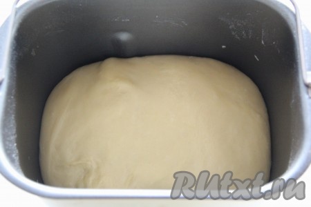 Не забывайте следить за формированием колобка в хлебопечке, тесто не должно сильно липнуть к стенкам ведёрка. Если тесто всё же липнет, тогда добавьте совсем немного муки. Если же тесто получится излишен плотным, тогда влейте немного тёплой воды. Для замешивания теста вручную нужно тёплое молоко (температура молока ориентировочно 38-40 градусов) влить в небольшую миску, добавить дрожжи и 1 столовую ложку сахара, тщательно перемешать дрожжевую смесь и оставить её минут на 10-15. По истечении времени поверхность дрожжевой смеси покроется пенной шапочкой, это означает, что дрожжи начали работать. Затем в глубокой миске соединить дрожжевую смесь, яйца, 3 столовых ложки сахара, растопленное не горячее сливочное масло и соль, перемешать. Подсыпая понемногу муку, замесить нежное, мягкое, не липнущее к рукам тесто, накрыть миску с тестом полотенцем и оставить на 1,5 часа в тёплом месте. Тесто увеличится в объёме в 2-3 раза.